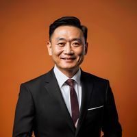 蘑菇视频官网创始人张伟的专业形象照，男性，身着深色正装，面带自信微笑，背景为简洁的品牌橙色墙面，气质沉稳专业